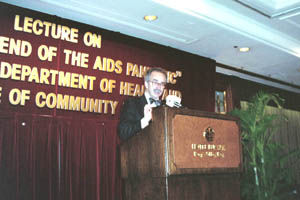 麦恩教授在十一月三十日于富丽华酒店举办的研讨会上演讲