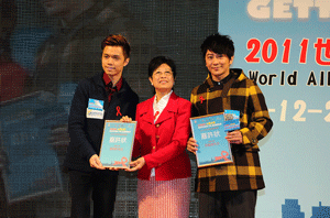 兩位「2011全球同抗愛滋病運動」香港區活動大使孫耀威,張敬軒及行政長官夫人暨紅絲帶中心贊助人曾鮑笑薇
