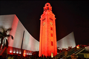 尖沙咀鐘樓的外牆燈光於十二月一日轉為紅色
