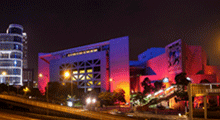 香港演藝學院的外牆燈光於十二月一日轉為紅色