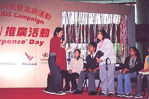 Miss Miriam YEUNG Chin-wah, UNAIDS Hong Kong Ambassador, performed an AIDS quiz game at "Positive Response" Day in 2000 World AIDS Campaign