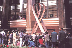 photo of the twin-ribbon bronze sculpture