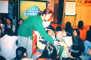 Miss Miriam YEUNG Chin-wah, UNAIDS Hong Kong Ambassador distributing small gift to the participants
